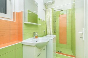 Studio | Bathroom | Shower, hair dryer, towels, soap - Central Jardin Guesthouse (Split)