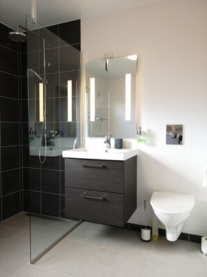 Panoramic Apartment | Bathroom | Hair dryer, towels, soap, shampoo - Tórshavn Apartment - Great View (Tórshavn)