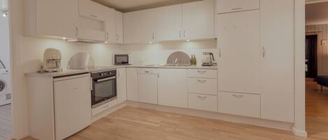 Basic-lejlighed | Privat køkken | Køleskab/fryser i fuld størrelse, ovn, kogeplade, opvaskemaskine