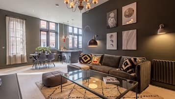 Apartamento luxo, 2 quartos | Área de estar | TV LED