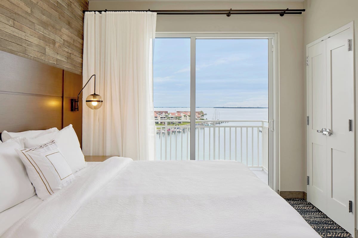 Suite, 1 soverom, utsikt mot bukt | Allergitestet sengetøy, skrivebord og skrivebord for bærbar PC