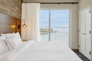 Suite, 1 habitación, vista a la bahía | Ropa de cama hipoalergénica y escritorio 