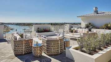 Se sirven comidas, cenas y cocina española con vista al mar