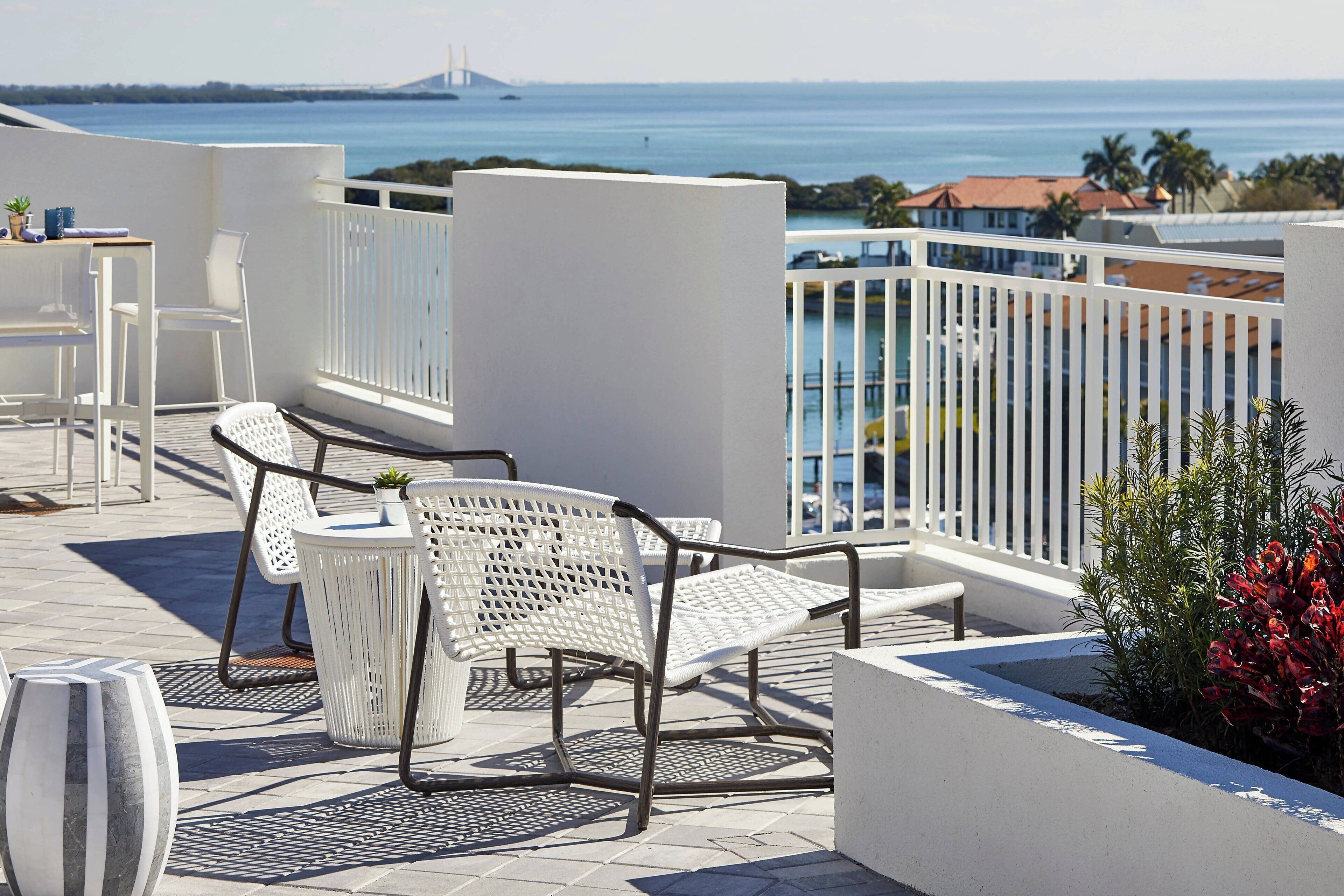 供應午餐、晚餐；西班牙菜；海洋景