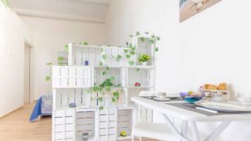 Kühlschrank, Mikrowelle, Herdplatte, Wasserkocher mit Kaffee-/Teezubehör