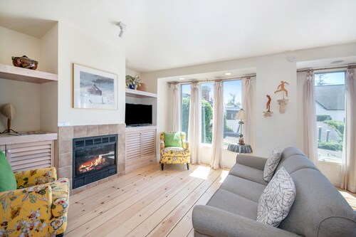 Downtown, dog-friendly condo w/ a full kitchen, gas fireplace, & balcony