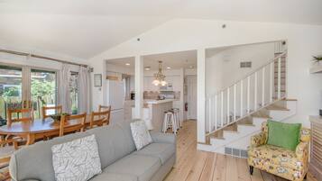 Télévision, cheminée, chaîne hi-fi