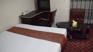 Deluxe tweepersoonskamer | Donzen dekbedden, pillowtop-bedden, een bureau, geluiddichte muren