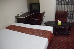 Deluxe Double Room | Down comforters, pillowtop beds, desk, soundproofing