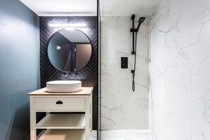 Deluxe Studio | Bathroom | Shower, hair dryer, towels, soap - Dark Matter (Westcliff-on-Sea)