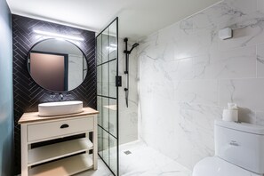 Deluxe Studio | Bathroom | Shower, hair dryer, towels, soap - Dark Matter (Westcliff-on-Sea)