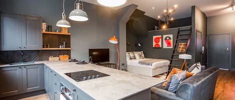 Deluxe Studio | Private kitchen | Fridge, microwave, oven, stovetop