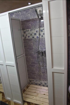 Habitación con 1 cama matrimonial o 2 individuales | Regadera en el baño