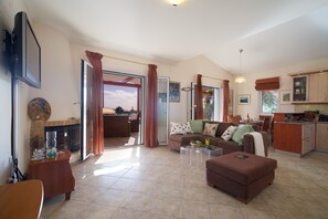 Fernseher, Kamin, Bücher, Musikbibliothek