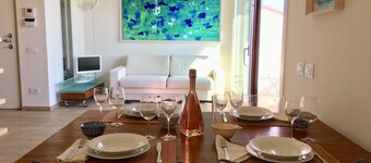 美しい湖の景色を望む新しいロフト