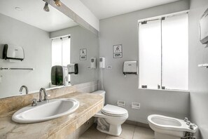 Compact Room with Shared Bathroom | Bathroom | Rainfall showerhead, soap, shampoo, toilet paper - qema Lima (Lima)