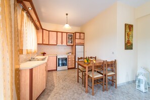 Full-sized fridge, oven, stovetop, coffee/tea maker