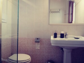 ฝักบัว, เรนชาวเวอร์, ของใช้ในห้องน้ำฟรี, โถสุขภัณฑ์แบบบิเดท์