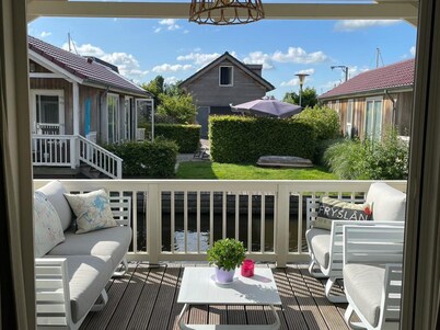 Stay in our cozy Meine 4 chalet with private jetty.