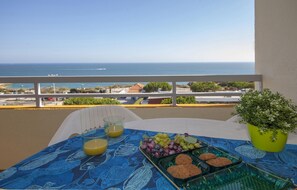 Outdoor dining - B43 - Spotless Seaview Apartment (Portimão)