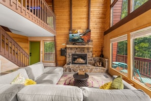 Smart TV, fireplace, video games, books - Treetops – Boutique Modern Cabin w/ Hot Tub & Mt. LeConte View in Gatlinburg (Gatlinburg)
