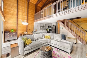 Smart TV, fireplace, video games, books - Treetops – Boutique Modern Cabin w/ Hot Tub & Mt. LeConte View in Gatlinburg (Gatlinburg)