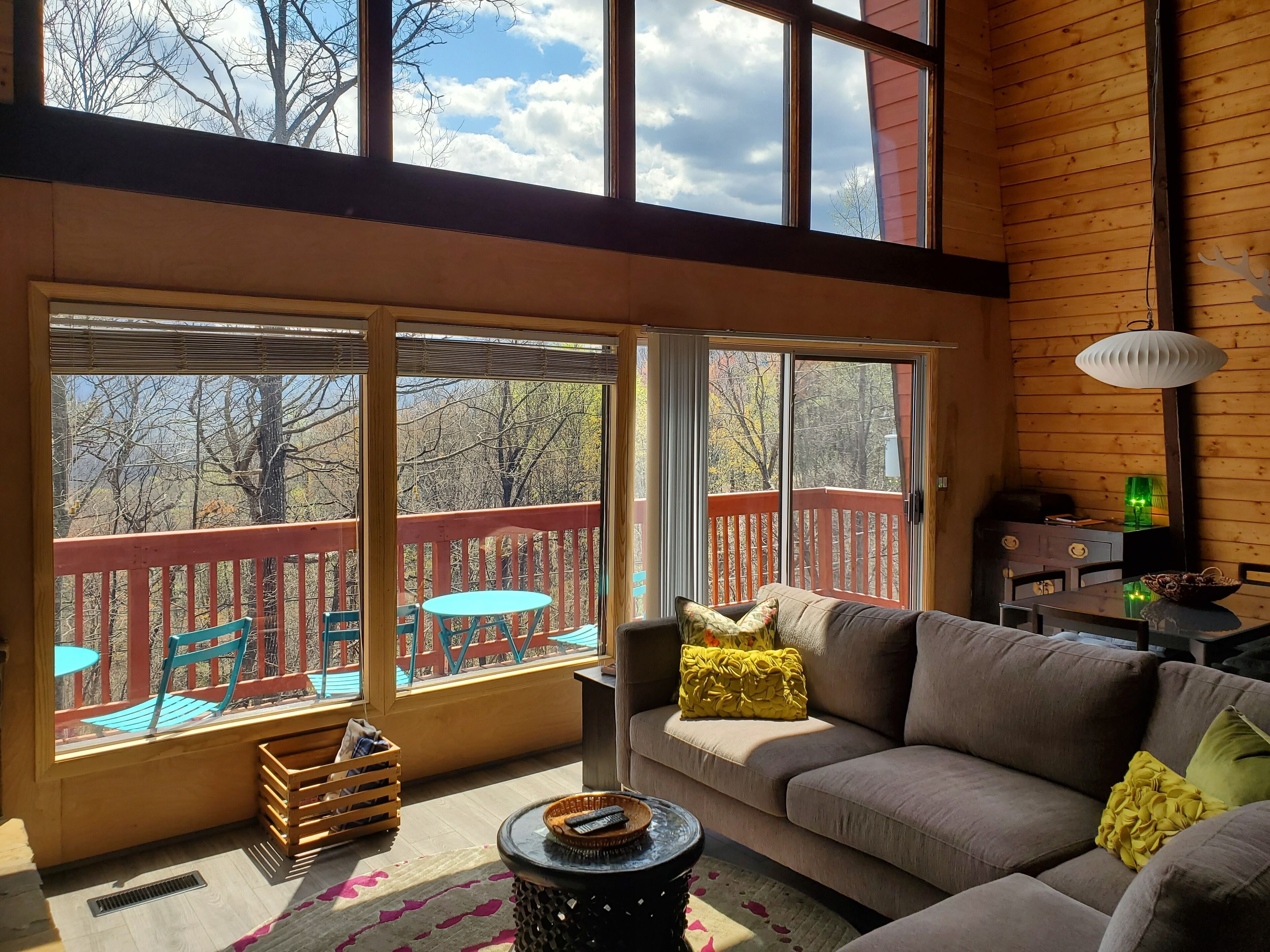 Treetops- Peaceful, Contemporary Chalet set above Gatlinburg w/Mt Leconte view  
