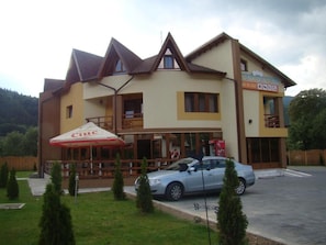 Un immeuble de deux étages abritant un restaurant appelé « Ciucc » au rez-de-chaussée.