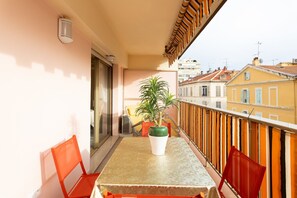 Outdoor dining - Cosy 2 bedrooms in the centre! (Cannes)