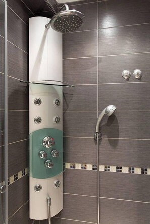 Ducha, secador de pelo y champú
