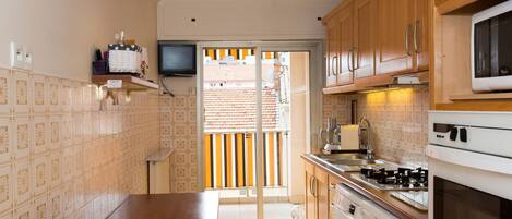 冷蔵庫、電子レンジ、オーブン、コンロ