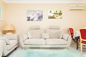 Televisión, reproductor de DVD, oficina