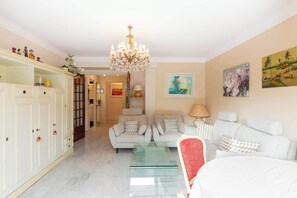 テレビ、DVD プレーヤー、書斎 / ワークスペース