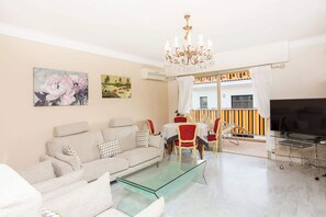 Televisión, reproductor de DVD, oficina