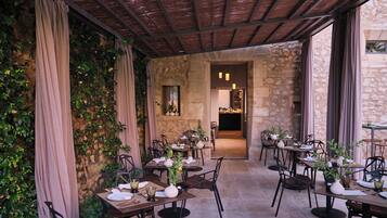 Breakfast, lunch and dinner served