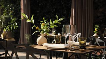 Breakfast, lunch and dinner served