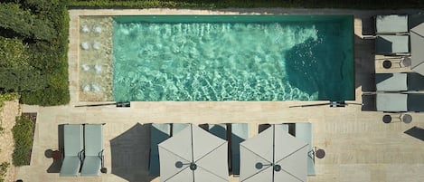 Piscine extérieure (ouverte en saison), parasols de plage