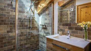 Bathtub, towels