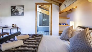 5 bedrooms, iron/ironing board, free internet, bed sheets