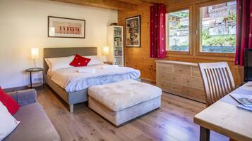 5 bedrooms, iron/ironing board, free internet, bed sheets