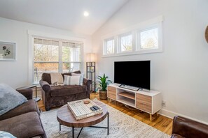 Télévision, cheminée, table de tennis de table, livres