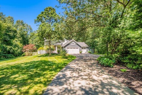 Dog-friendly home with woodland surroundings- next to Clearbrook Golf Course