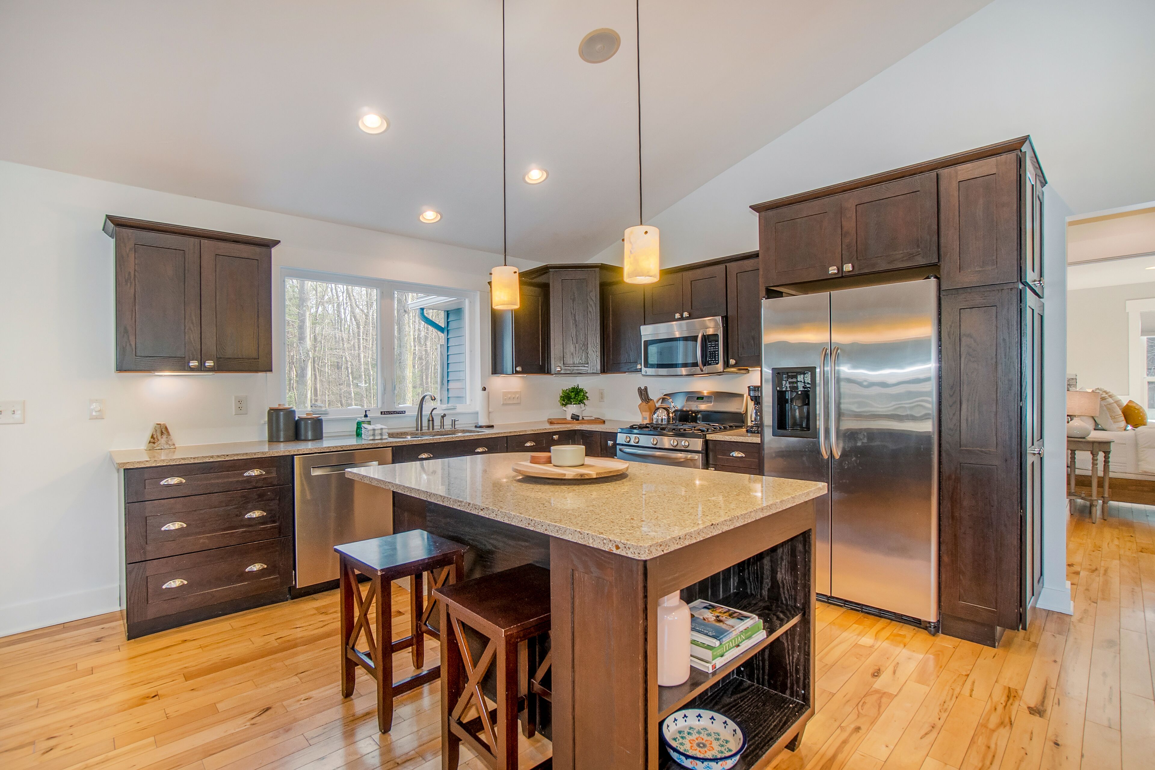 Réfrigérateur, four à micro-ondes, un four, surface de cuisson