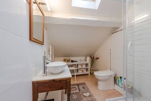 Family House, Ensuite (Charming House) | Bathroom