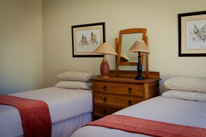 4 bedrooms, desk