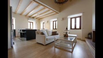 Luxury Apartment, 3 Bedrooms | Living area | Smart TV, fireplace, Netflix, streaming services