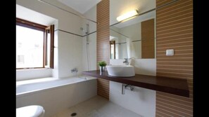 Luxury Apartment, 3 Bedrooms | Bathroom | Bathtub, free toiletries, hair dryer, slippers