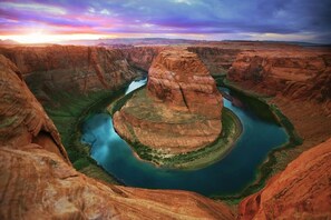 Un cañón con un río serpenteando a través de él.