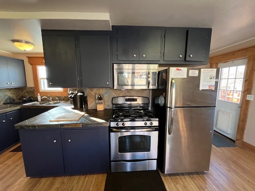 Comfortable 2 BD, 2 BA Home-Large Yard for Pets!