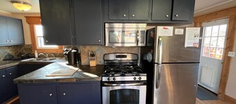 Comfortable 2 BD, 2 BA Home-Large Yard for Pets!